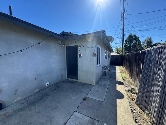 Building Photo - 833 W Walnut Ave