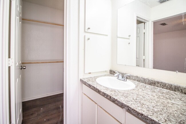 Building Photo - Charming 3 Bedroom 2 bathroom house!!