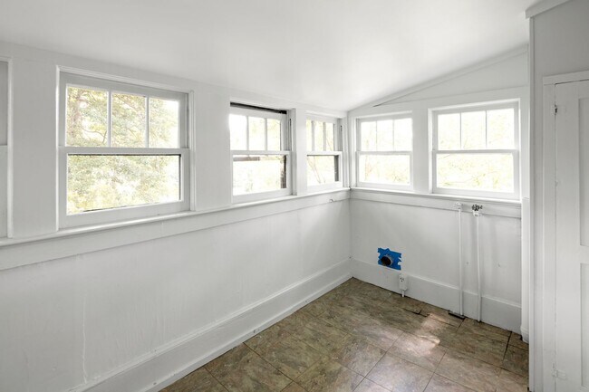 Building Photo - Cute Downtown Bungalow