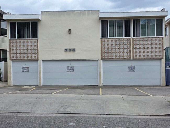 Building Photo - 706 E Harvard St