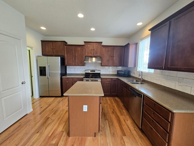 Building Photo - Beautiful 4-Bed, 3.5-Bath Home with Mountain Views on Quiet Cul-de-Sac