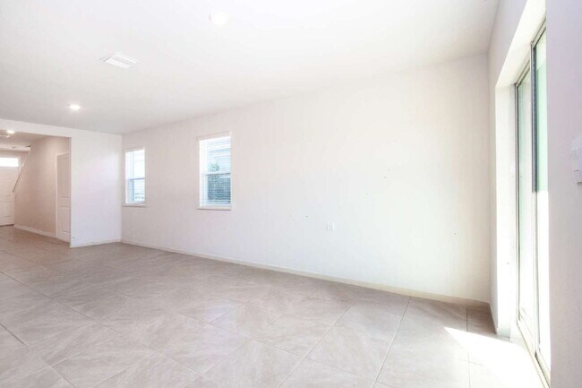 Building Photo - Spacious 5-Bed Retreat with Granite Elegance in Lakewood Ranch