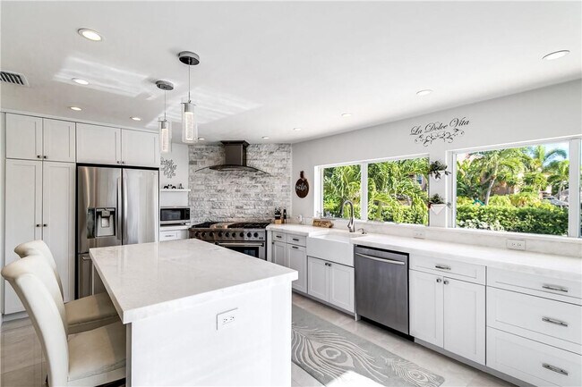 Building Photo - 2948 NE 35th Ct