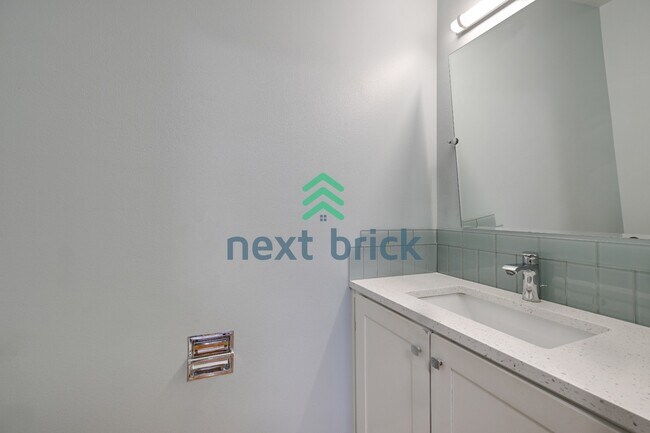 Building Photo - "Charming Victorian-style craftsman 3-Bedroom Townhouse with 2.5 Baths – 1610 Sq Ft of Comfortabl...
