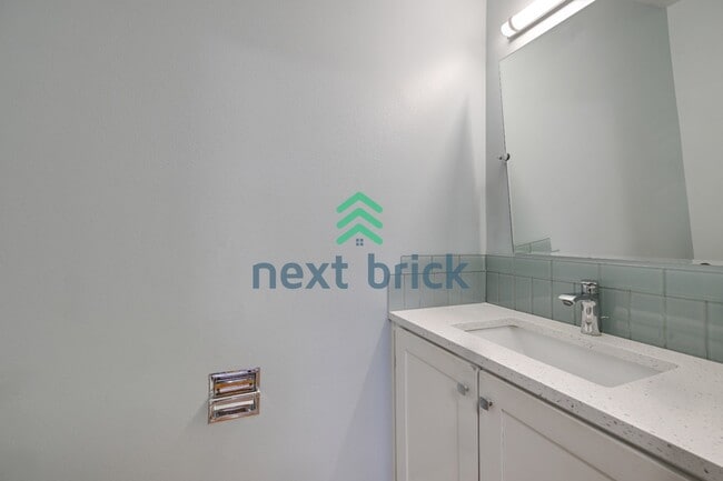 Building Photo - Charming Victorian-style craftsman 3-Bedroom Townhouse with 2.5 Baths – 1610 Sq Ft of Comfortable...