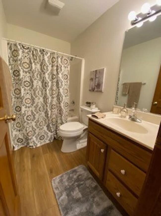 Building Photo - 3 Bedroom/2 Bathroom Home in the Gardens!