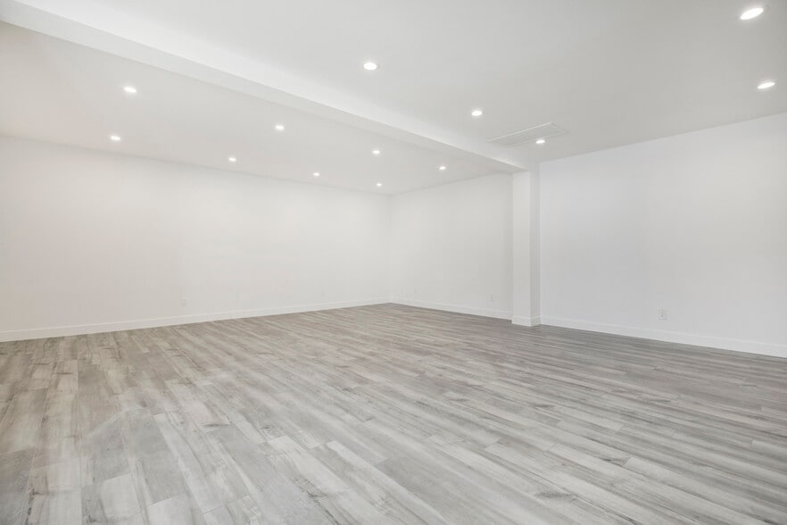 Building Photo - 11324 Haskell Ave