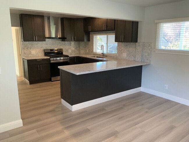 Building Photo - Beautifully remodeled 3 bedroom 2 bath Pin...