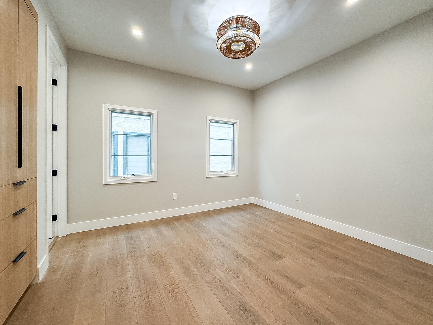 Building Photo - 150 N Arnaz Dr