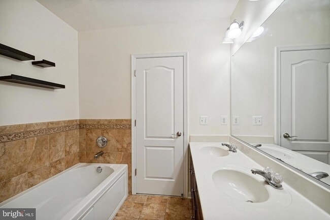 Building Photo - 22936 Spicebush Dr