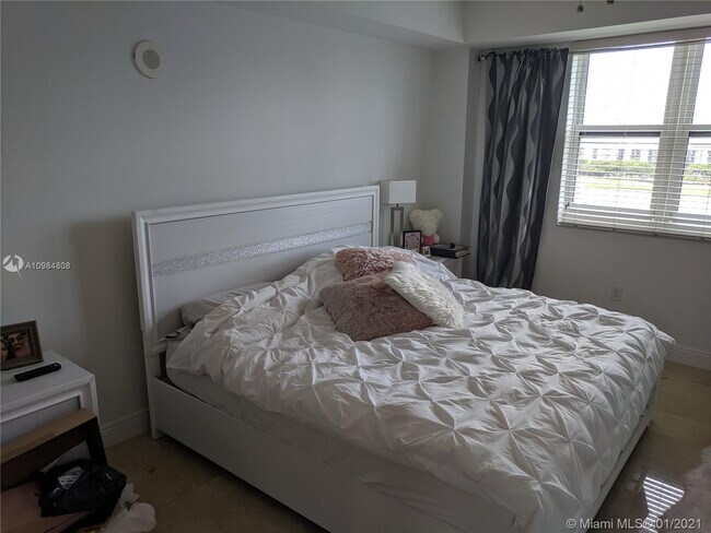 Building Photo - 20000 E Country Club Dr