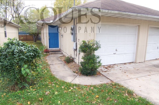 Primary Photo - 2 Bedroom Duplex With Extra Large Bedrooms