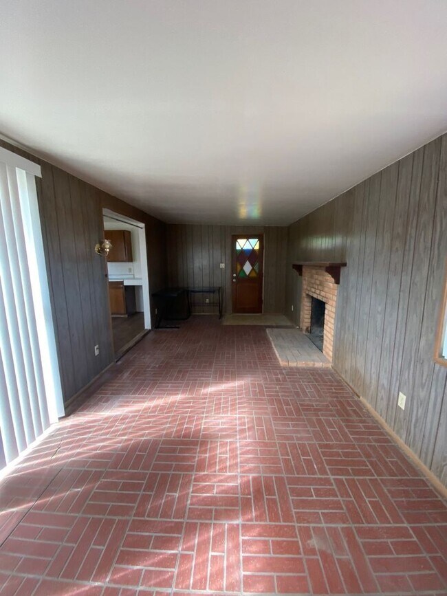 Building Photo - AVAILABLE NOW $200 off First Month Rent