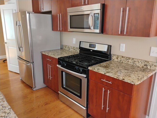 Building Photo - 323 Eden Ave
