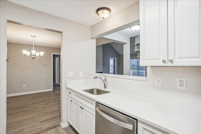 Building Photo - Great 3+2+ Loft in Germantown!