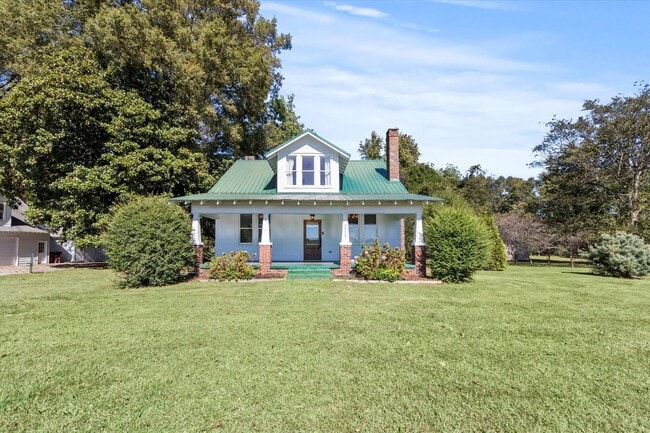 Building Photo - ASK ABOUT FREE RENT! Country Classic with Modern Convenience! Low maintenance!