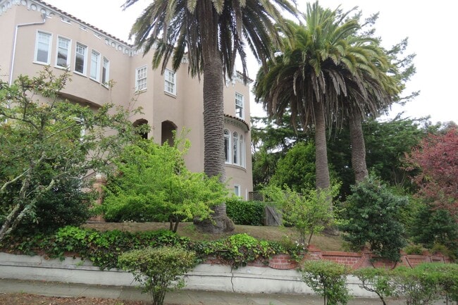 Building Photo - Elegant 4 bedroom House  with bonuses