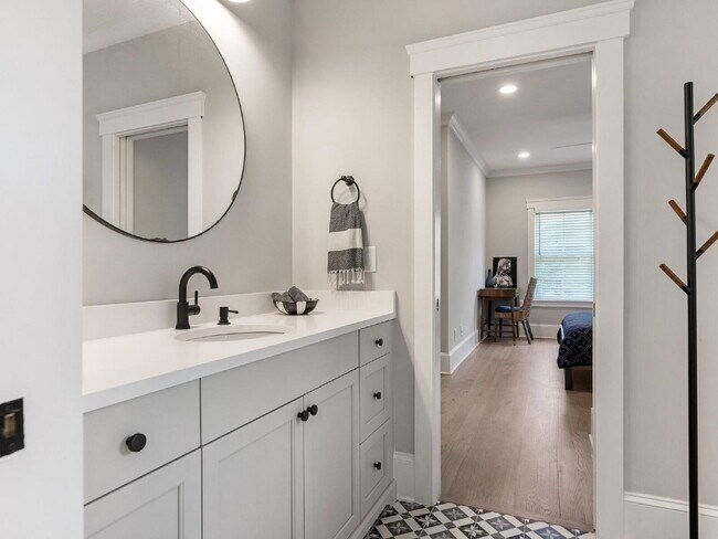 Building Photo - Spacious Elegance Awaits!