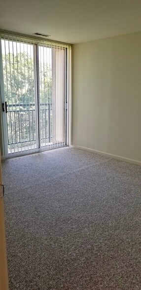 Building Photo - 6020 Oakwood Dr