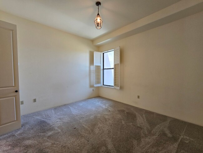 Building Photo - 1405 Vegas Verdes Dr