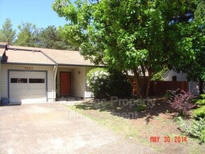 Building Photo - 1831 NW Grant Cir