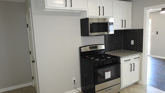 Building Photo - 3 bed 1 bath in Midtown KC
