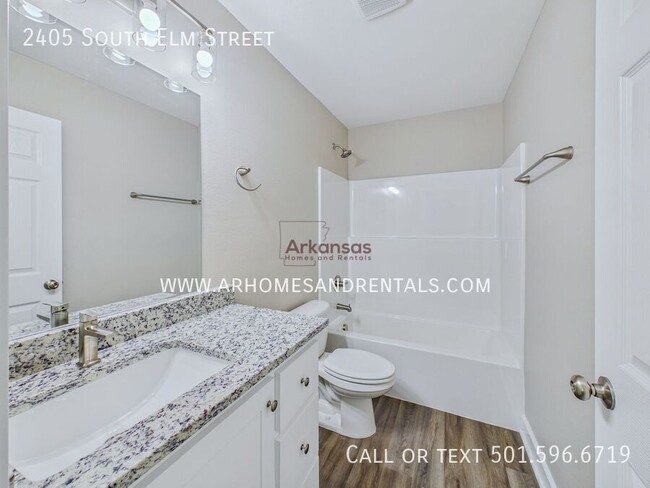 Building Photo - 2405 S Elm St