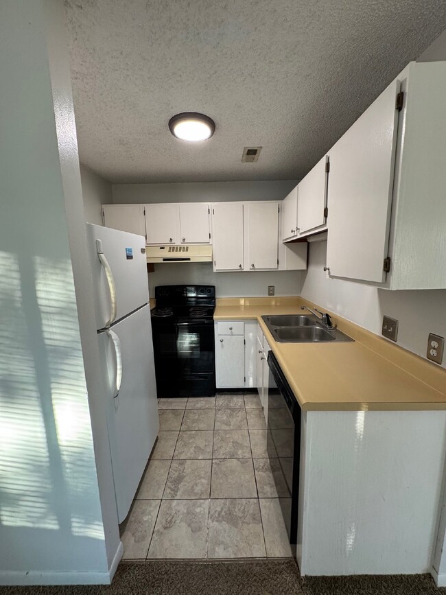 Building Photo - 1 bedroom apartment with in-unit laundry, ...