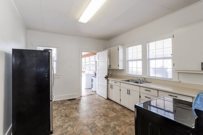 Building Photo - 1913 Ohio Ave