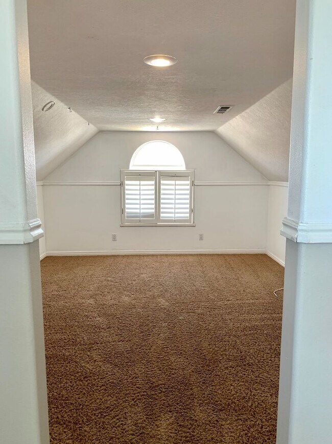 Building Photo - Large Home with Fully Fenced Yard