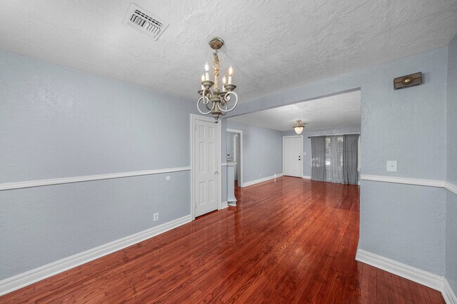 Building Photo - 1709 NW Oak Ave