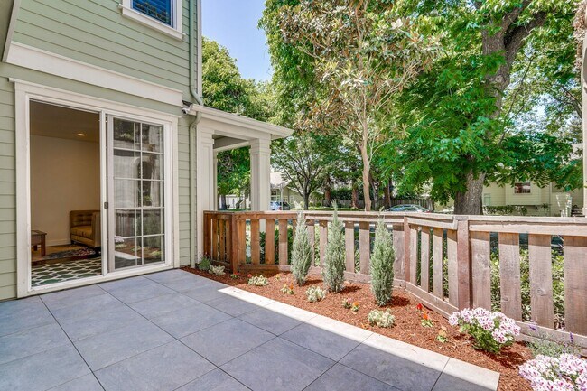 Building Photo - Modern Townhome in Prime Location — Walkab...