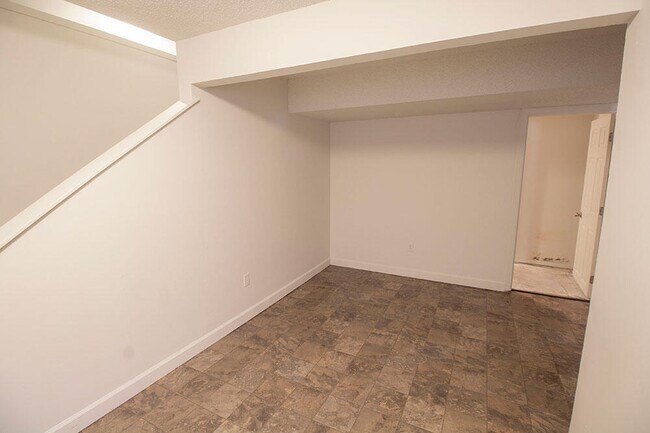 Building Photo - 210 Wheaton Ct