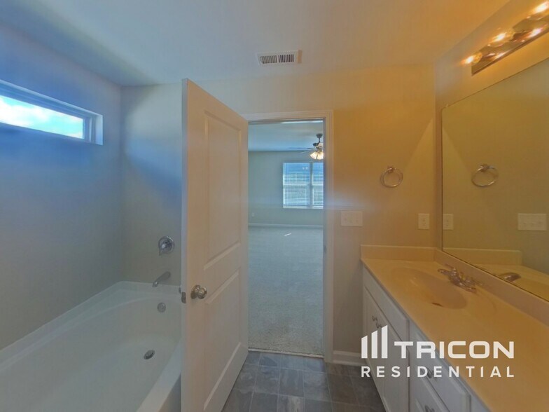 Building Photo - 600 Moorings Ave