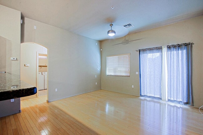 Building Photo - 2402 E 5th St