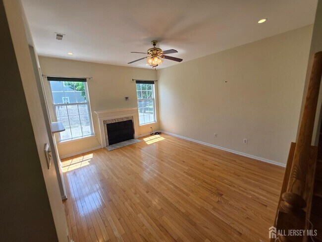 Building Photo - 1301 Dahlia Cir