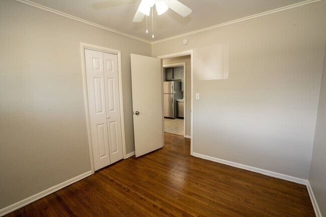 Building Photo - 3 Bed 1 Bath MIDTOWN home!!