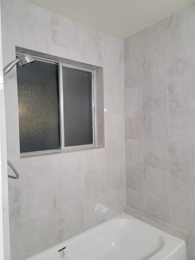 Building Photo - 2101 Fountain View Dr