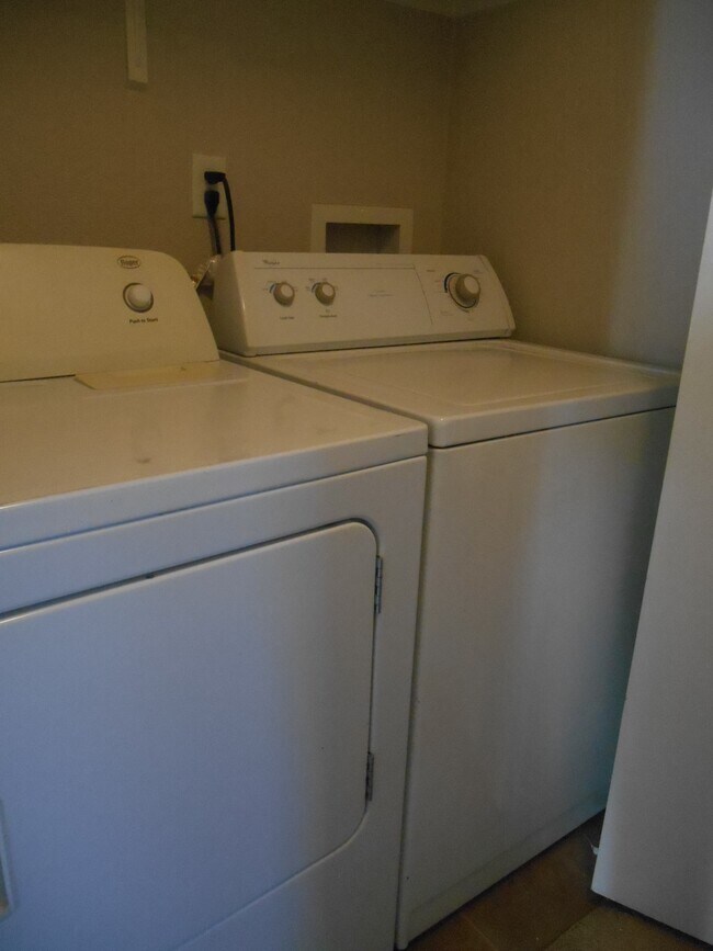 Building Photo - 898 Rhinegold Way