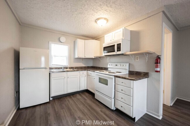 Building Photo - "Cozy 1-Bedroom Gem in Greenfield – Perfectly Sized for Comfort at 400 Sq Ft!"