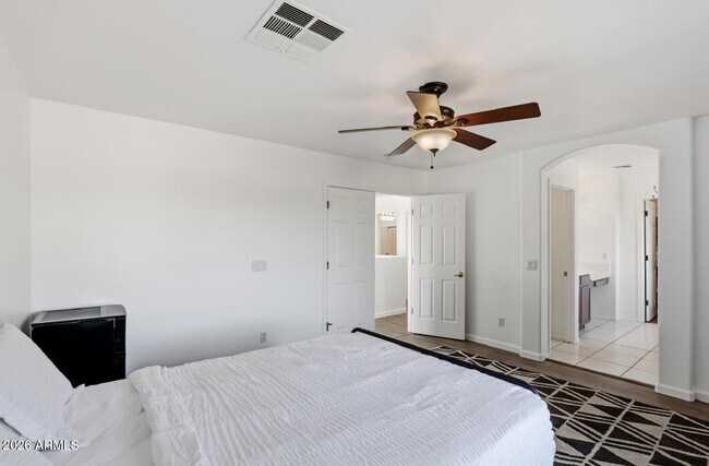 Building Photo - 220 W Beechnut Pl