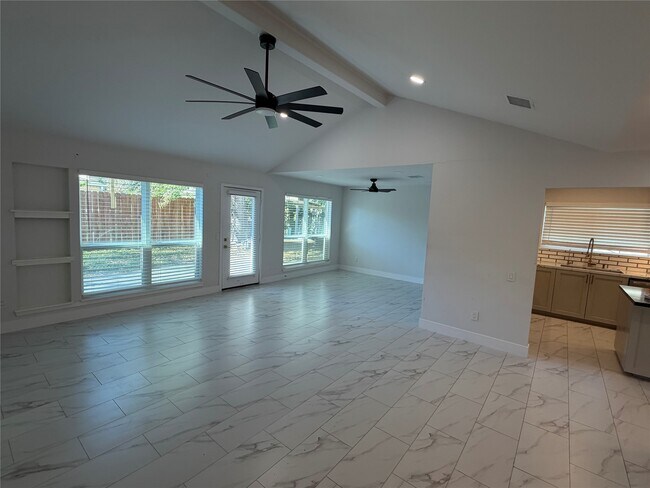 Building Photo - 2218 Round Lake Dr