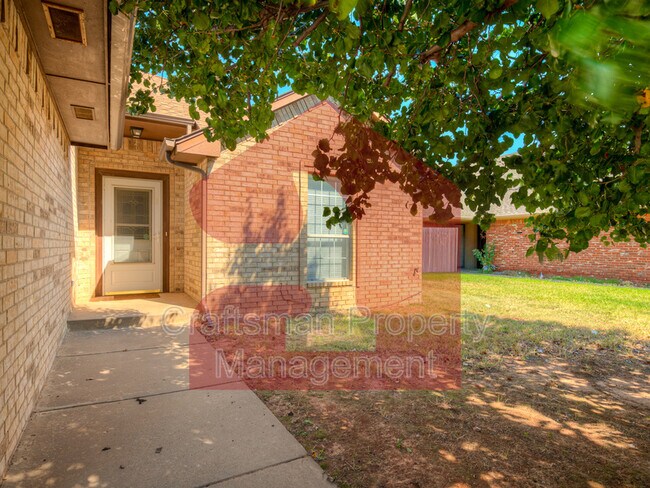 Building Photo - 2707 Silvertree Dr
