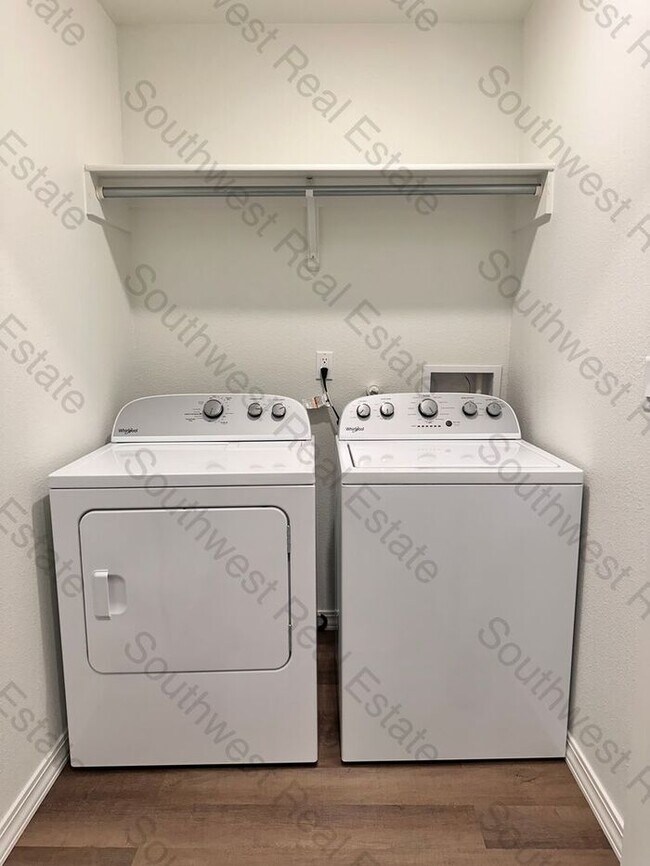 Building Photo - ALL BILLS PAID! Modern 2 bed 2 bath