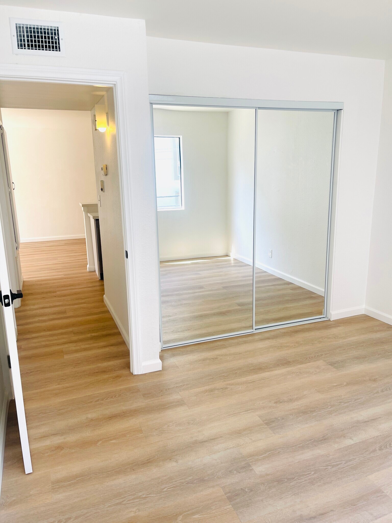 Building Photo - 518 Oak St