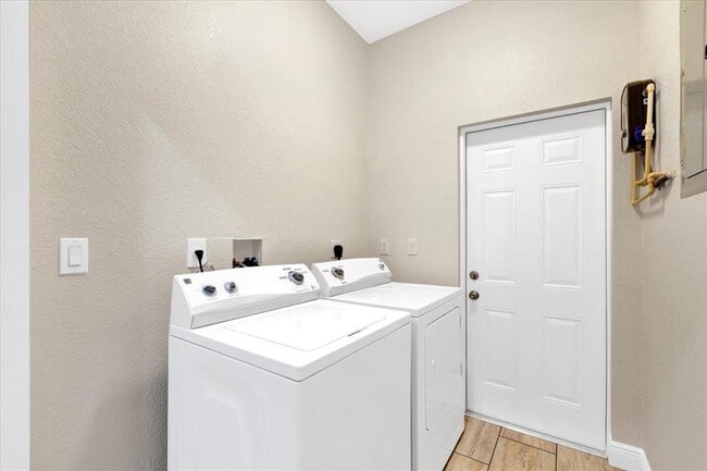Building Photo - 306 N 18th Ct