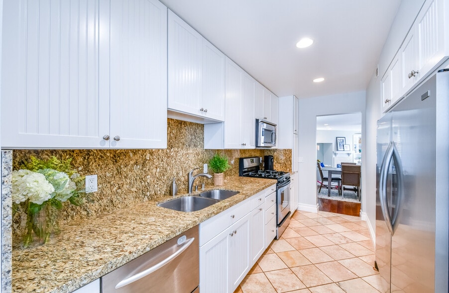 Building Photo - 7301 Vista del Mar