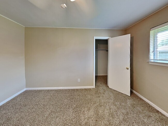 Building Photo - 758 E Princeton Ln