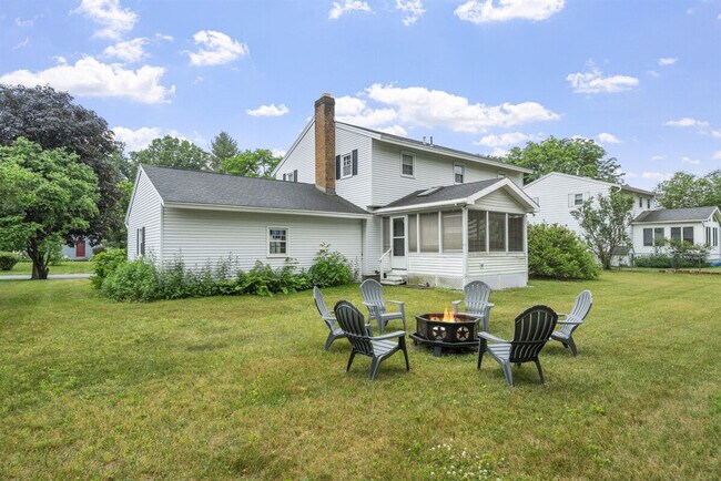 Building Photo - 2 Meadow Ln