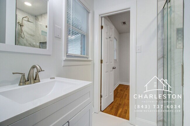 Building Photo - 816 E Estates Blvd